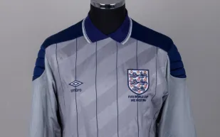 قميص بيتر شيلتون التاريخي يتصدر مزاداً نادراً لأبرز لحظات كأس العالم