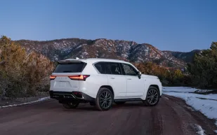 إنفينيتي QX80 في مواجهة لكزس LX600