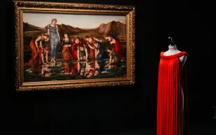 ديور وفيرساتشي تتألقان بتصاميم فاخرة في معرض "كولبنكيان" بلشبونة