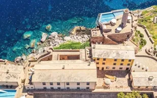 قلعة تاريخية في توسكانا تتحول إلى فرصة استثمارية فاخرة