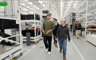 مستر بيست يكشف عن مستقبل استكشاف الفضاء من داخل مصنع سبيس إكس (فيديو)