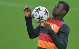 من الملعب إلى الحصار.. قصة ليلة مرعبة عاشها إيبويه مع غلطة سراي (فيديو)