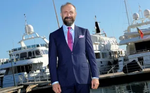 نجم "حريم السلطان " يفتتح متجر حلويات تركية في لندن.. ما القصة؟