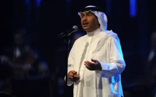 محمد عبده يثير المنصات بجلسة "خجل" طربية (فيديو)