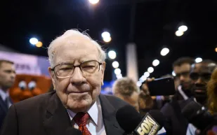 وارن بافيت يوضح لماذا يفضل الأسهم على العقارات كاستثمار؟