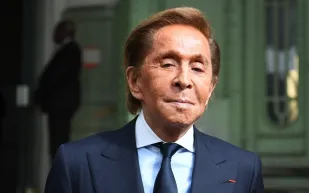 وفاة  أسطورة الموضة فالنتينو غارافاني عن 93 عامًا