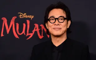  بعد 15 عامًا.. النجم جيت لي يعود إلى فنون السيف في "Blades of the Guardians" (فيديو)