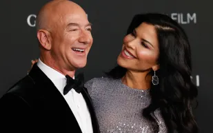 جيف بيزوس يقود نخبة الأثرياء في الكاريبي.. هكذا استقبلوا العام الجديد