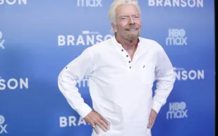 بلياقة العشرينات في سن الـ 75.. ريتشارد برانسون يذهل المتابعين بجسد رياضي