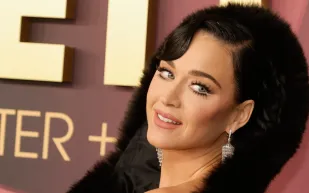 ماذا تفعل كاتي بيري مع رئيس الوزراء الكندي السابق في منتدى دافوس؟