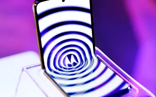 موتورولا تدخل المنافسة القوية للهواتف القابلة للطي بـ Razr Fold (فيديو)