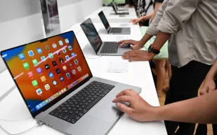 شاشة "ماك بوك" الآن سوف تعمل باللمس مع هذا الحل المفاجئ