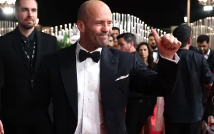 هل انتهى زمن القوة؟ جيسون ستاثام يكشف أسرار جسده المنهك وتحديات 2026 (فيديو)