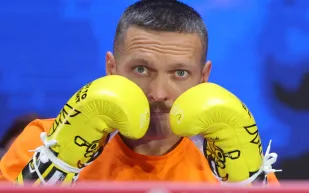 أوسيك يفاجئ الجميع: بطل الملاكمة يسطع في كرة القدم مع بوليسيا! (فيديو)