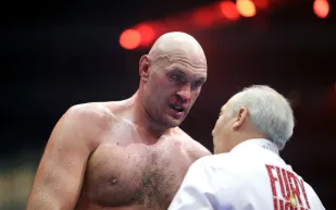 بعد اعتزال قصير.. تايسون فيوري يعود للحلبة ويشعل الوزن الثقيل مجددًا (فيديو)