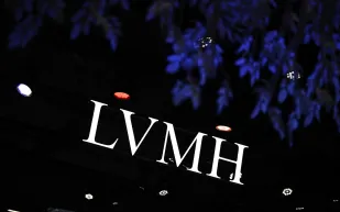 كيف أثرت الأزمات العالمية على مبيعات LVMH في 2025؟