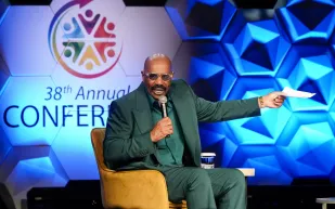 في عيد ميلاده الـ69.. تعرّف على حجم ثروة ستيف هارفي ومصادر دخله الخيالية