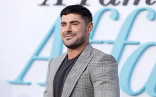 زاك إيفرون يخطف الأنظار بظهور نادر في  إحدى مباريات كرة القدم