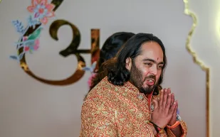 أنانت أمباني يتألق بساعة "باتيك فيليب" الماسية.. كم يبلغ سعرها؟