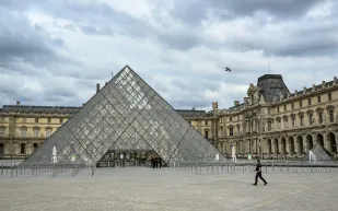 فنانة أمريكية تثير الجدل بمجوهرات اللوفر المسروقة.. هل هي حقيقية؟