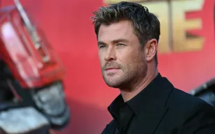 مع بداية 2026.. هيمسوورث يتألق بساعة فاخرة قيمتها تفوق 300 ألف دولار