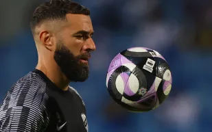 خلال لقاء بجدة.. ماذا قال بنزيما لرئيس ريال مدريد عن ألونسو وخط وسط "الملكي"؟ (فيديو) 