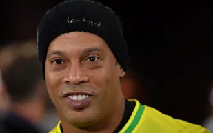 مسلسل رونالدينيو الجديد.. رحلة "الساحر" من مجد برشلونة إلى زنزانة باراغواي