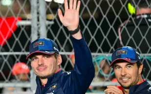 لقطة إنسانية من الحلبة: فيرستابن يفاجئ بيريز بهدية خاصة بعد الاختبارات