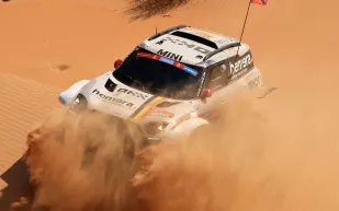 دي ميفيوس يفاجئ المنافسين ويفوز بالمرحلة الأولى من رالي دكار 2026 (فيديو)