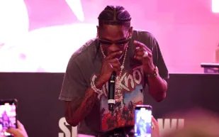 ترافيس سكوت يتألق في أسبوع الموضة بباريس بساعة نادرة بقيمة 2 مليون دولار.. تعرف عليها (فيديو)