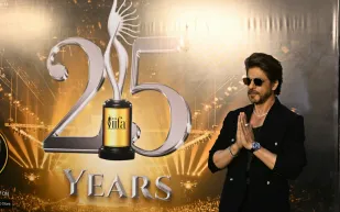 شاروخان يتألق في حفل Joy Awards بساعة رولكس استثنائية (فيديو)