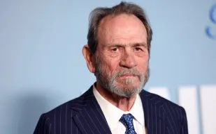 الفنان تومي لي جونز يكشف كواليس وفاة ابنته