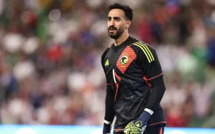 نواف العقيدي يواجه عقوبة صارمة بعد طرده في ديربي الهلال والنصر (فيديو)