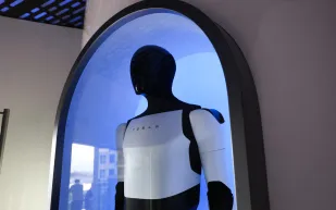 روبوت تسلا أوبتيموس يتحدى الجاذبية في عروض تزلج مدهشة (فيديو)