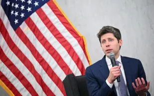 صراع العمالقة في دافوس.. متى يكسر الذكاء الاصطناعي العام حاجز القدرات البشرية؟