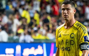 شاب يحرق تمثال كريستيانو رونالدو أمام متحف CR7 (فيديو)