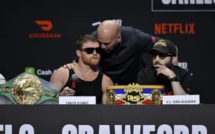 تركي آل الشيخ يتلقى هدية تاريخية من الملاكم كانيلو ألفاريز  (فيديو)