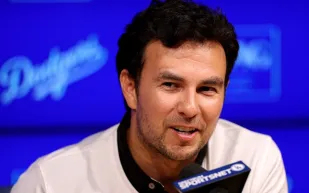 هدية غير تقليدية من كاديلاك لبيريز خلال اختبارات برشلونة للفورمولا1 (فيديو)