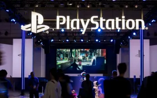 بلايستيشن تقدم إصدارًا نادرًا من يد التحكم لعشاق التميز والندرة (فيديو)