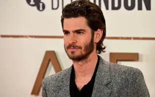 أندرو غارفيلد بإطلالة جديدة: شعر أشقر يغير ملامحه تمامًا