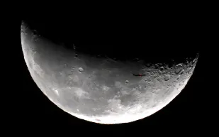 كويكب يهدد القمر في 2032: هل نحن على أعتاب كارثة؟