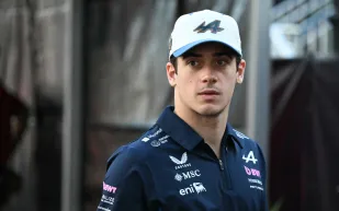 كولابنتو يتحدى المطر استعدادًا لموسم الفورمولا 1 (فيديو)