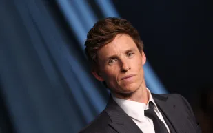 في عيد ميلاده الـ 44.. كم تبلغ ثروة إيدي ريدماين اليوم؟