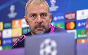 ماذا قال هانزي فليك عن إقالة تشابي ألونسو؟