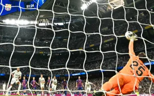 برشلونة وريال مدريد بينها.. تعرّف على أكثر الأندية حصولًا على ضربات جزاء في 2025