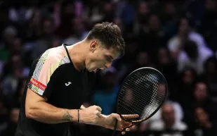 لحظة غير مسبوقة في عالم التنس: كارابيلي يقص شعره في الملعب (فيديو)