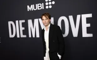 هل شارك روبرت باتينسون في فيلم Marty Supreme؟ مفاجأة يكشفها المخرج