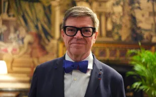 "عرّاب الذكاء الاصطناعي" ينتقد هذا الرجل في "ميتا": شاب وعديم الخبرة