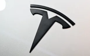 إيلون ماسك يُحدث تحولاً في تسلا: قيادة آلية مقابل اشتراك شهري