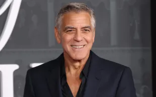 جورج كلوني يلقى التحية بالفرنسية في غولدن غلوب.. ما الرسالة التي أراد توجيهها؟